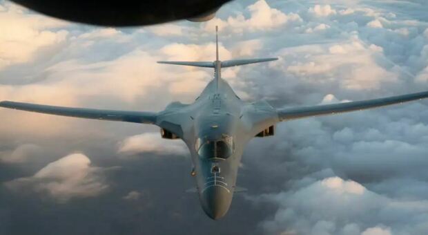 Bombardieri supersonici B-1B Lancer in volo in Medio Oriente: l'avvertimento degli Usa all'Iran (e agli altri potenziali nemici)