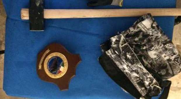 Ancona, la polizia ritrova due auto rubate Nelle sterpaglie una mazza e guanti neri