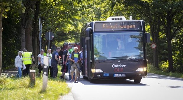 Germania, a Lubecca accoltellati passeggeri su un bus: 8 feriti, 2 gravi. «Non escluso terrorismo»