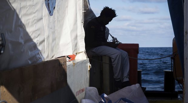 De Magistris scrive ai migranti a bordo della nave SeaWatch: «Commossi dal grande cuore di Napoli»