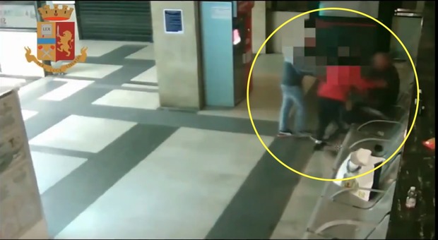 Rapinato, picchiato e costretto a prelevare 250 euro al bancomat: l'incubo alla stazione VIDEO