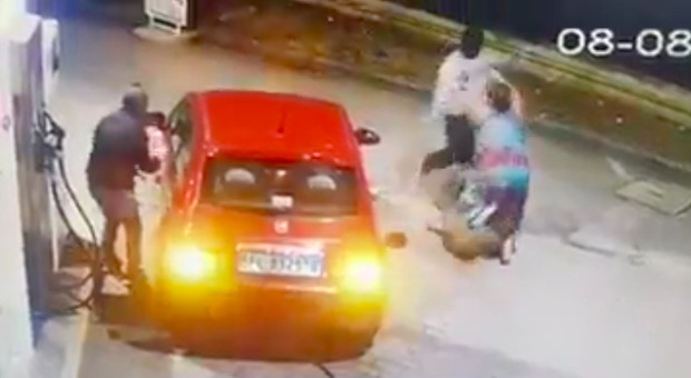Bari, paura alla stazione di servizio: tre ragazze aggredite con una pistola e rapinate mentre facevano benzina