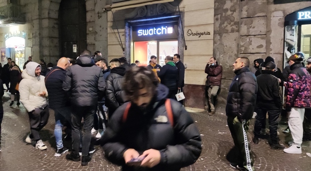 Swatch, a Napoli file tutta la notte per comprare l'orologio esclusivo: «Poi lo rivendo online»