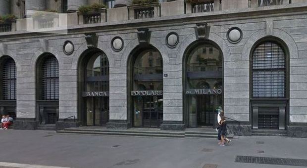 Milano, allarme bomba alla Banca Popolare: gli artificieri evacuano l'istituto