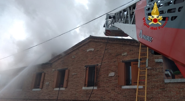 Il tetto dell'azienda di pellami prende fuoco, palazzina evacuata: rischio di crolli