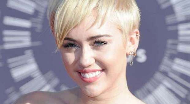 Mtv Vma award, vince Miley Cyrus, reginetta senza scandali