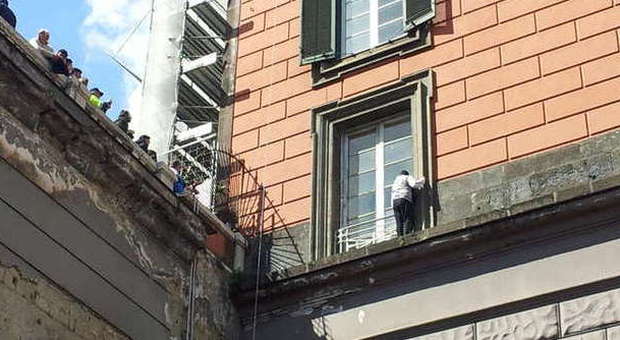 Napoli. Protesta dei Cub: dipendente sul cornicione di Palazzo Reale e traffico in tilt. Denunciati 17 lavoratori