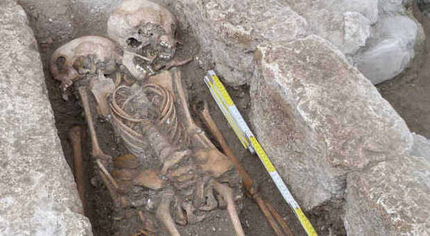 Ascoli, emergono 63 scheletri durante i lavori in piazza Ventidio Basso