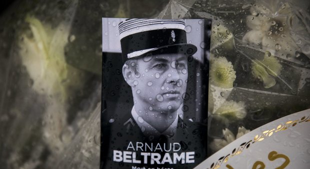Fiori per ricordare il gendarme-eroe francese Arnaud Beltrame