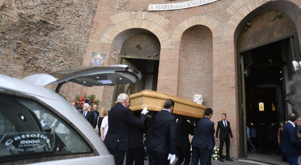 Carlo Vanzina, i funerali a Roma sulle note di Sapore di sale: folla di vip, anche Berlusconi e De Sica Diretta