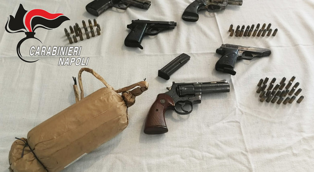 Due donne custodivano in un box le armi della camorra nel Napoletano: in manette