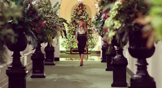 Melania Trump, gli addobbi di Natale sono funeree urne nere: l'ironia sui social