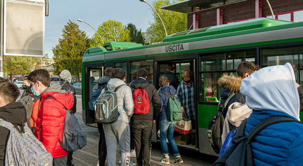 Un autobus della Mom a Treviso pronto ad accogliere gli studenti diretti a scuola