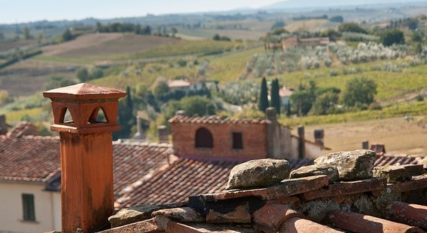 Prendeva il reddito di cittadinanza ma aveva parecchie case sulle colline della Toscana - Foto di Devanath da Pixabay