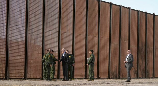 Joe Biden al confine con il Messico