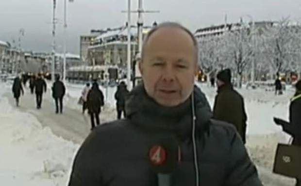 «Oggi niente tram in città»: ma dietro al giornalista ne passa uno in diretta tv