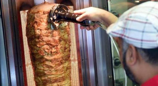 La crociata anti-kebab di Bitonci: aiuti ai locali di cucina veneta