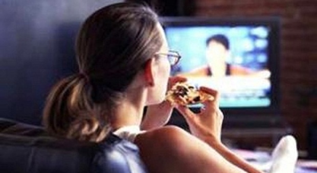 Mangiare senza la tv fa dimagrire, si chiama "crunch effect"