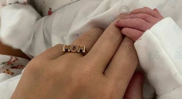 Alena Seredova è diventata mamma per la terza volta. Il tenero messaggio su Instagram: «A volte i sogni si avverano...»