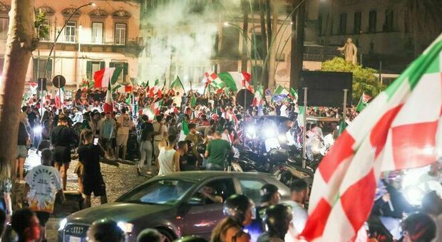 Italia campione d'Europa, poliziotto ferito nella notte di festa a Napoli: «Ha sventato una rapina»