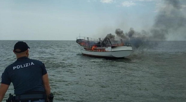 Yacht a fuoco in Adriatico: due persone tratte in salvo