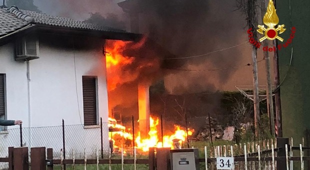 Garage a fuoco in una villetta a Vigonovo: tutto distrutto