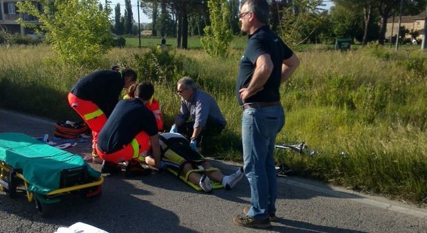 Osimo, ciclista investito da un camion: ricoverato in gravissime condizioni