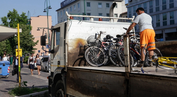 Un'operazione di rimozione delle biciclette alla stazione ferroviaria di Mestre