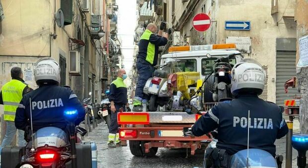 Napoli, ai Quartieri Spagnoli sequestrati 45 veicoli privi di RCA