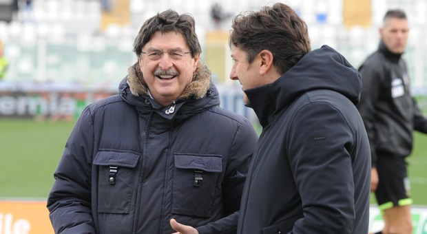 Silvio Brocco (a sinistra) con Sebastiani patron del Pescara. Pineto, la star dello sport. Il sindaco: «Effetti sul turismo»