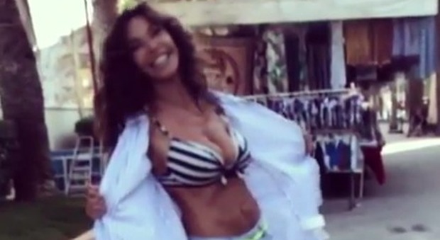Emanuela Folliero e lo "spogliarello" hot su Instagram, i fan: «Viziaci ancora»