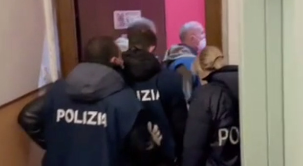 Terrorismo suprematista, arrestato 22enne di Savona: perquisizioni in tutta Italia