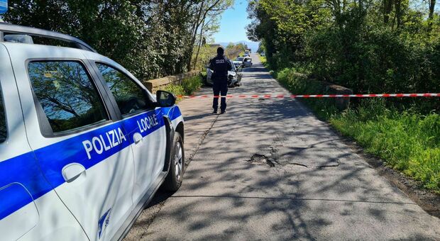 Frontale in via Toti a Cisterna: conducenti feriti, chiusa la strada