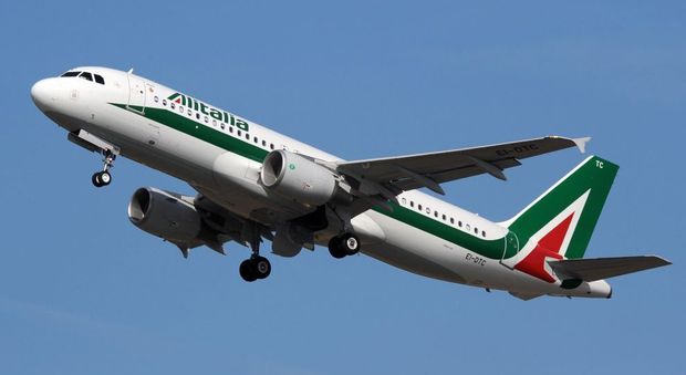 Alitalia cambia, nuove divise dopo 15 anni: il restyling sarà firmato Ettore Bilotta