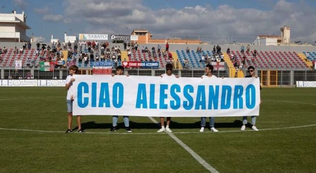 Alessandro muore a 15 anni nell'incidente: tutto lo stadio lo ricorda, lacrime in curva