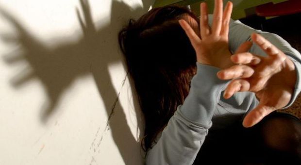 Violenza contro le donne: reati in calo, aumentano gli allontanamenti del partner