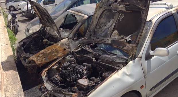 Misterioso incendio in un parcheggio: distrutte due auto