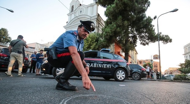 Napoli, ferito a quindici anni: spari e paura davanti alla metro I carabinieri: colpito per sbaglio
