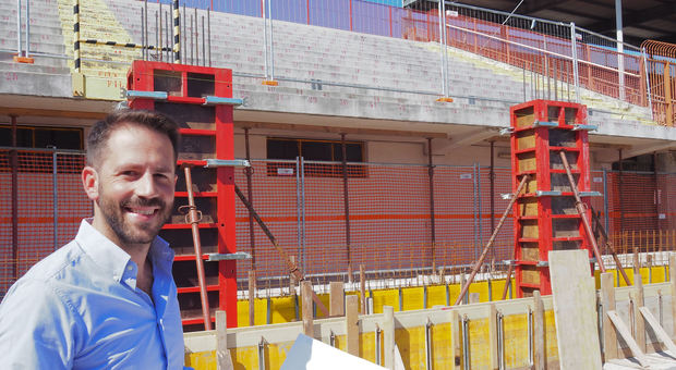 L'assessore Celebron mostra i lavori nella curva azzurra dello stadio Menti