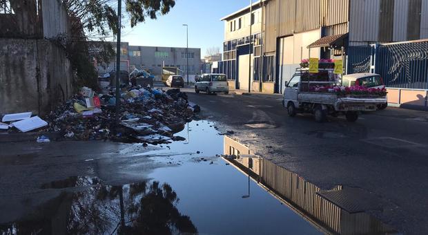 Napoli Est, liquami e rifiuti in strada davanti alla scuola: è allarme degrado a Barra