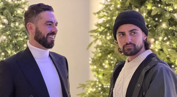 Daniele Battisti, immobiliarista, organizzatore del Christmas Party a Palazzo delle Esposizioni, accoglie l'attore Roberto Oliveri
