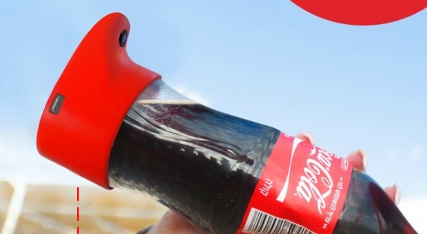 La bottiglia di Coca Cola che fa i selfie