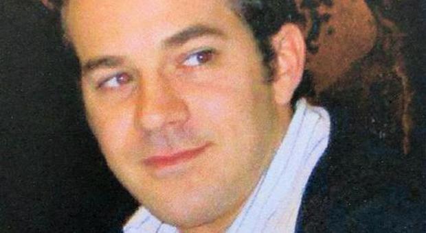 Tragedia a Montecchio: entra in casa e trova il compagno 33enne morto