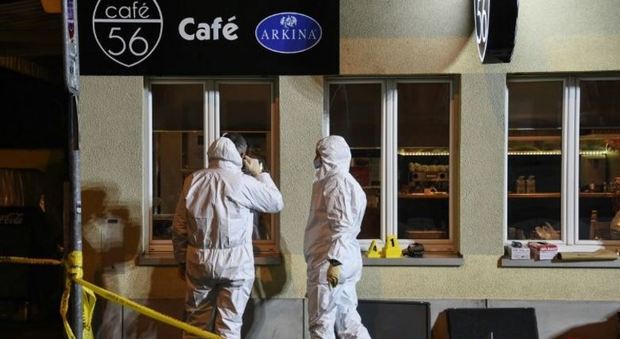 Basilea, entrano in un bar e aprono il fuoco: due morti. Caccia agli aggressori