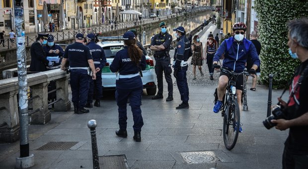 Milano, folla ai Navigli diventa un caso. Spiegamento di forze anti furbi