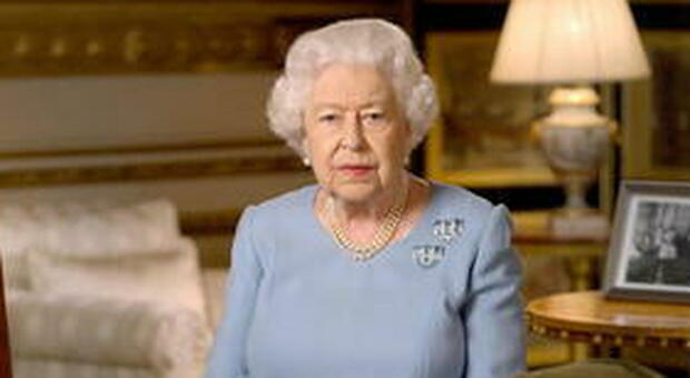 La regina Elisabetta in smart working: per la prima volta l'udienza a Buckingham Palace è in collegamento da Windsor