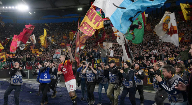Multa a Mancini per la bandiera con il tipo: i tifosi fanno una colletta per pagarla. Il ricavato sarà devoluto in beneficenza