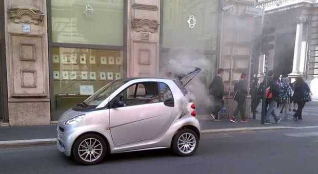 Roma, una Smart prende fuoco in via del Corso: paura in strada