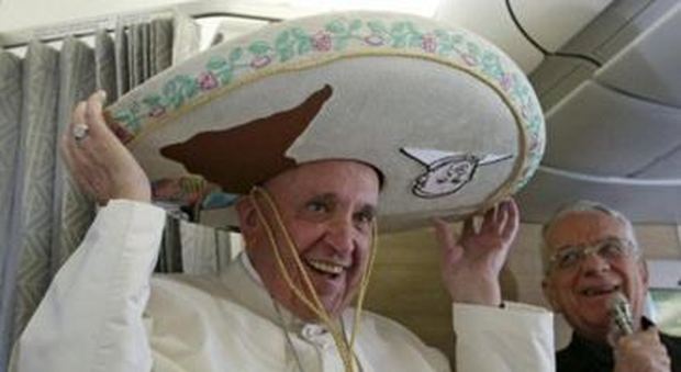 Il viaggio di papa Francesco verso il Messico tra regali, sombreri e dolci