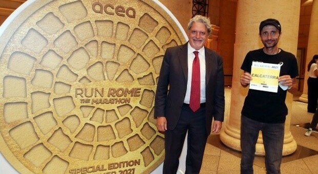 L'AD di ACEA Giuseppe Gola e Giorgio Calcaterra, davanti alla medaglia dell'edizione 2021 della Maratona di Roma